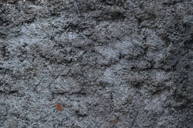 Dış duvarlar düzensiz betondan yapılmış, konser duvarı.