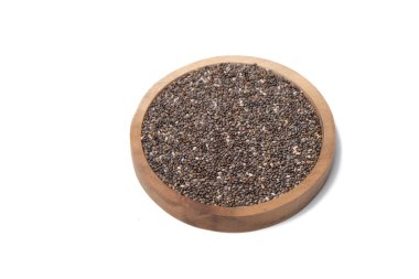 Ahşap altlık üzerindeki chia tohumları, beyaz üzerinde izole.