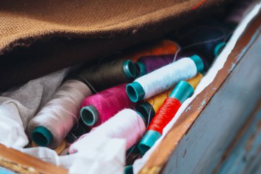 seçici odak dikiş ekipmanları veya farklı renklerde iplik gibi dikiş seti, bir kabın içine yerleştirilir