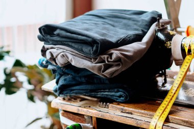 Kotlar ahşap masaya istiflenmiş. Makaleye iyi gelir.