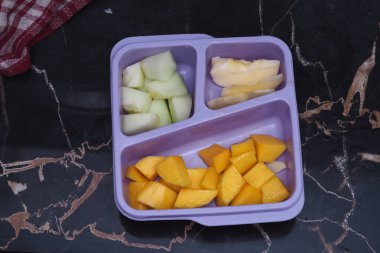 Beslenme çantasında meyve kes.