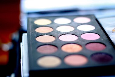 Tarafsız renkli makyaj paleti, seçici odak