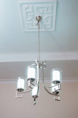 Modern aksanlı beyaz mum tarzı asılı lamba.