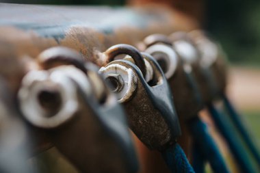 oyun alanındaki ipleri bağlamak için kanca, seçici odak, yapıların hızlı ögeleri