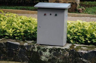 Bahçedeki elektrik paneli kutusu.