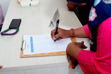 Kayıt masasında birinin el yazısını kapat.