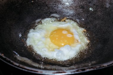 Yumurtalar kızartma tavasında kızartılıyor.