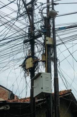 kaotik kablolar ve elektrik direkleri