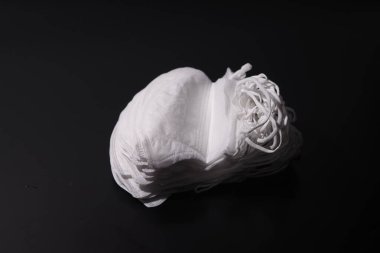 Siyah arkaplanda beyaz tıbbi yüz maskesi