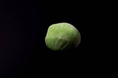 Daifuku mochi Japon, yeşil mochi siyah arkaplanda izole edilmiş.