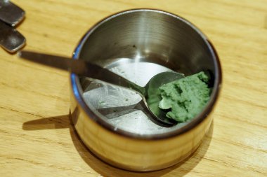 Wasabi paslanmaz çelik bir kapta