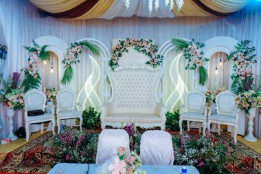 Endonezya 'da Pelaminan olarak adlandırılan düğün sahnesi beyaz ve çeşitli çiçeklerle süslenmiştir.