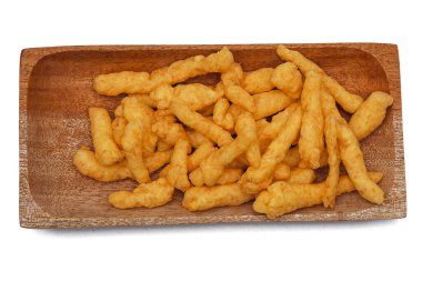 Beyaz arka planda izole edilmiş ahşap bir tabakta peynirli cips.