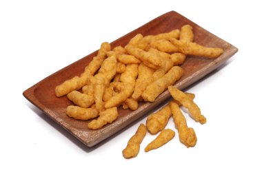 Beyaz arka planda izole edilmiş ahşap bir tabakta peynirli cips.