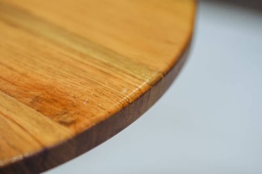 Yakın görüş, yuvarlak ahşap masa kenarı