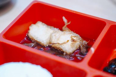 Bento kabında tofu çorbası.