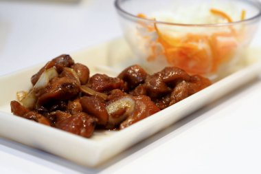 Tavuklu teriyaki ve tepside salata