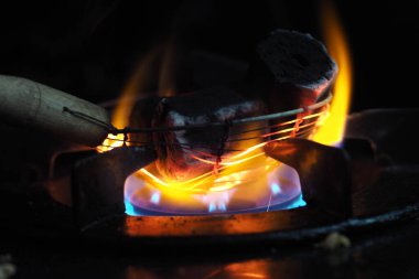 Gaz sobasında kömür yak.