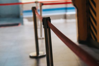 Taşınabilir kemer engelleri, Fillable kayışlı kalabalık kontrol bariyerleri. Kuyruğa ekle