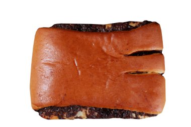 Çikolata ve süt dolu ekmek, beyaz arka planda izole edilmiş, yemek tarifi ve reklam için iyi.