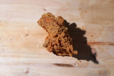 Tahta kesme tahtasında kızarmış tavuk, yemek tarifi ya da reklam için iyidir.