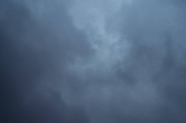 Yağmurdan önce bulutlu gökyüzü