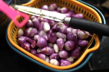 Soyulmuş kırmızı soğanlar.