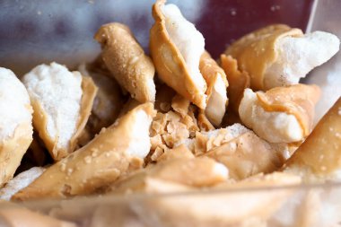 Kızarmış balık köftelerini kapatın.