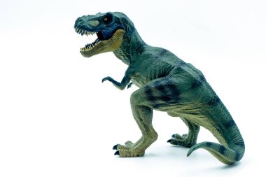 Ağzı açık yeşil oyuncak dinozor. Beyaz arkaplanda tyrannosaurus rex.