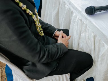 Birbirine kenetlenmiş iki eli kapat.