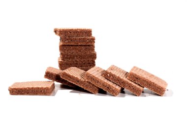 Beyaz arka planda lezzetli çıtır gofret çikolatası, istifleme.