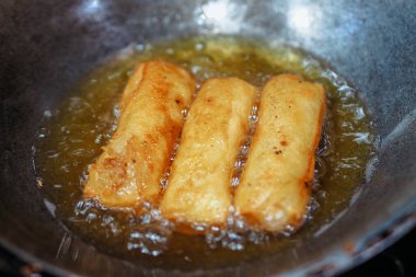 Köfteler kızartma tavasında kızartılıyor. Kroketler kızartılıyor. Tarifler ya da reklamlar için iyi.