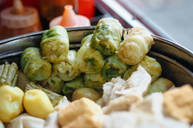 Tipik bir Bandung yemeği olan karabatak menüsü.