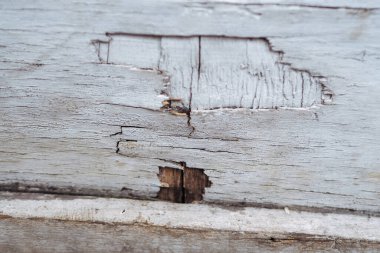 Hasarlı ahşap duvarı beyaza boyayın.