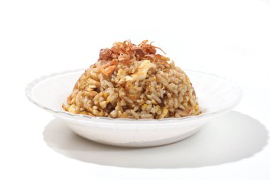 Beyaz arka planda izole edilmiş beyaz bir tabakta kızarmış pirinç.