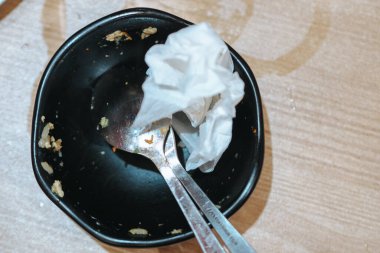 Yemekten sonra tabağa bırakılmış.