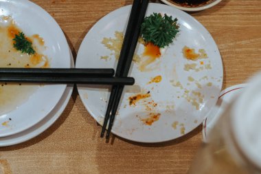 Yemekten sonra tabağa bırakılmış.