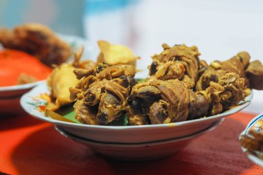 Tabakta kızarmış tavuk ciğeri.