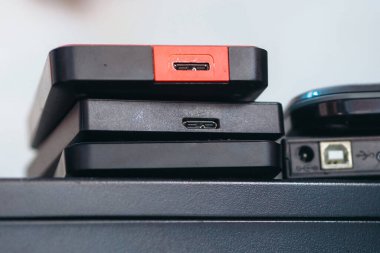 Harici sabit diskteki USB portu, istiflenmiş harici sabit disk