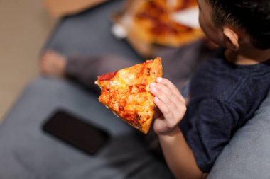 El ele tutuşup pizza yiyelim.