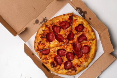 Beyaz arka planı olan bir kutuda Pepperoni pizza. Makale, yemek tarifi ya da reklam için iyidir.