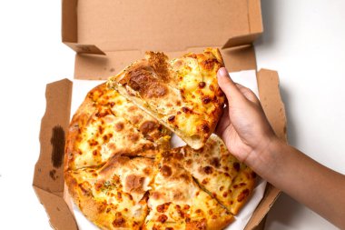 El pizzayı kutudan alır.