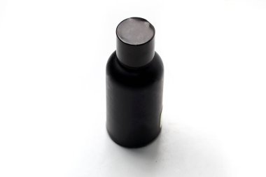 izole beyaz zemin üzerine siyah şişe