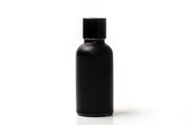 izole beyaz zemin üzerine siyah şişe