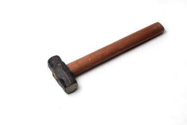 Beyaz arkaplanda izole edilmiş tahta saplı çekiç
