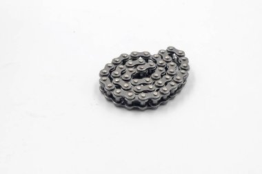 Beyaz bir arka plan üzerinde izole metal zincir