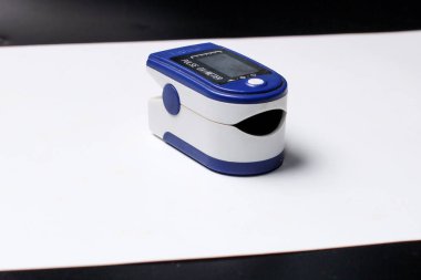 Beyaz arkaplanda oksimetre izole edildi