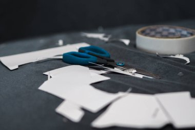 Arta kalan kağıt, makas ve bant, kağıt işçiliği