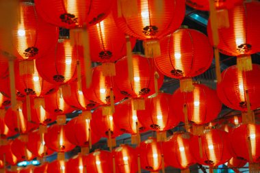 Tavanda bir sürü kırmızı Çin kağıt feneri deseni var.