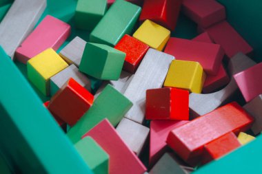 Oyuncak blokları yığın, çok renkli ahşap tuğlalar